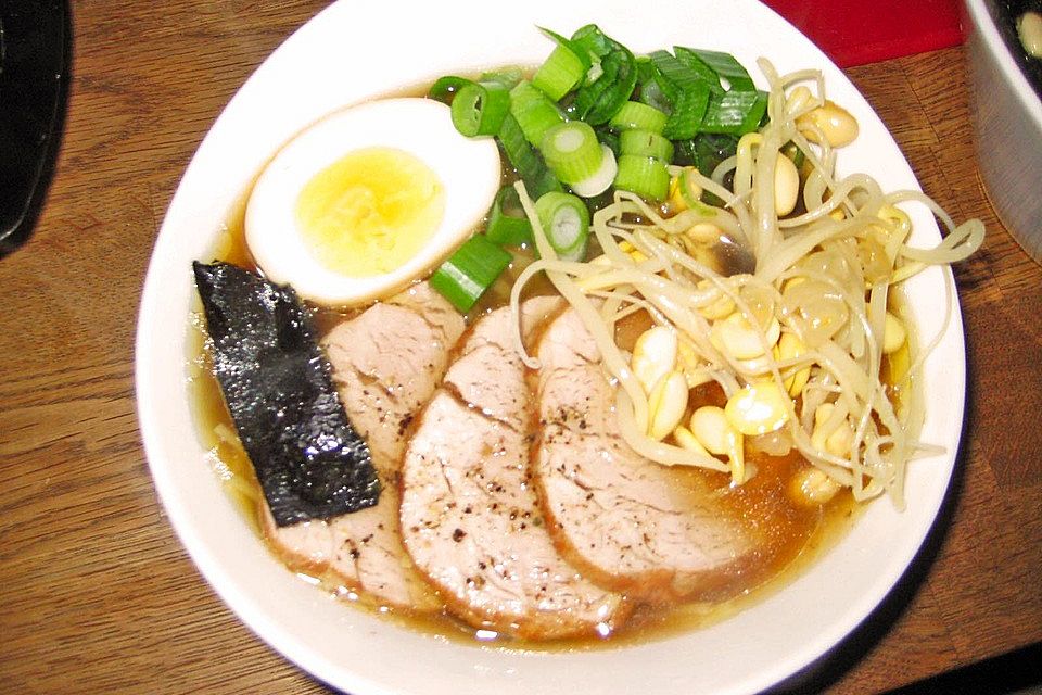 Japanische Nudelsuppe mit Hühnerbrühe und Schweinefilet-Ramen