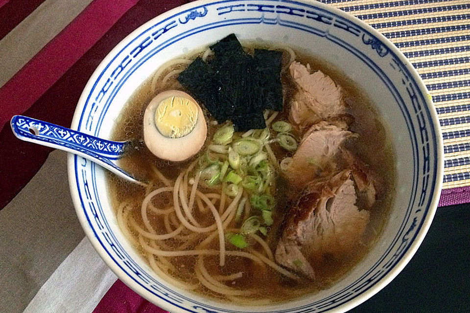 Japanische Nudelsuppe mit Hühnerbrühe und Schweinefilet-Ramen