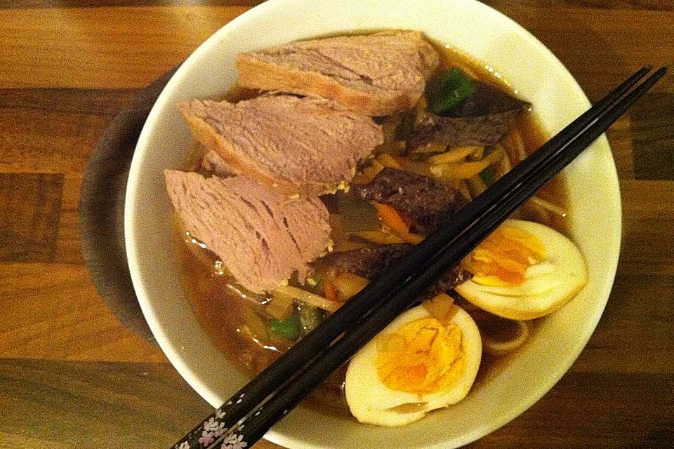 Japanische Nudelsuppe mit Hühnerbrühe und Schweinefilet-Ramen