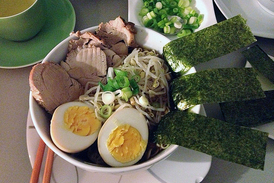 Japanische Nudelsuppe mit Hühnerbrühe und Schweinefilet-Ramen