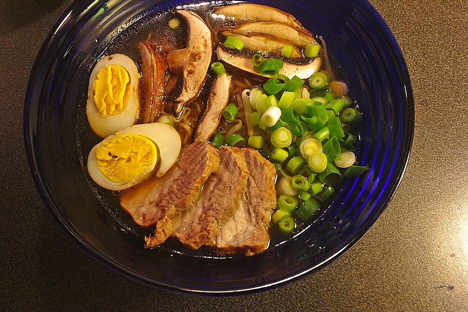 Japanische Nudelsuppe mit Hühnerbrühe und Schweinefilet-Ramen