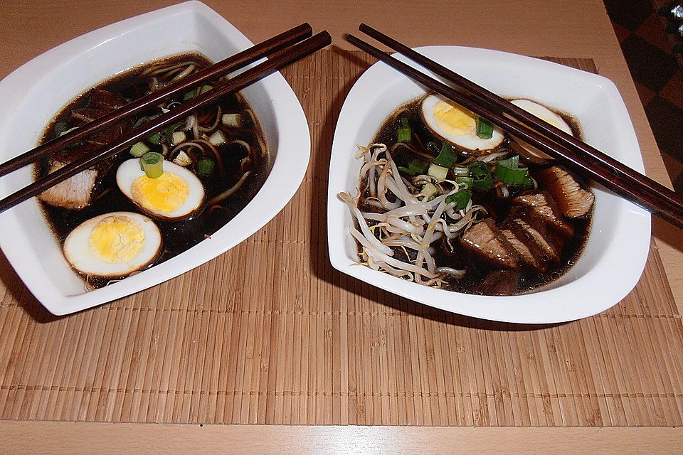 Japanische Nudelsuppe mit Hühnerbrühe und Schweinefilet-Ramen