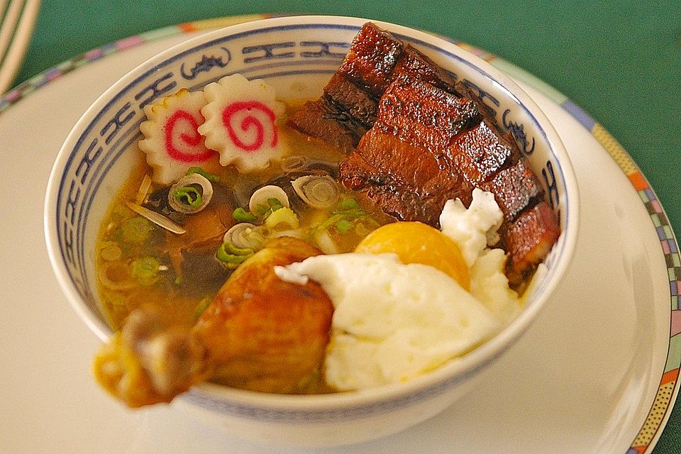 Japanische Nudelsuppe mit Hühnerbrühe und Schweinefilet-Ramen