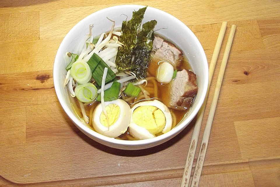 Japanische Nudelsuppe mit Hühnerbrühe und Schweinefilet-Ramen