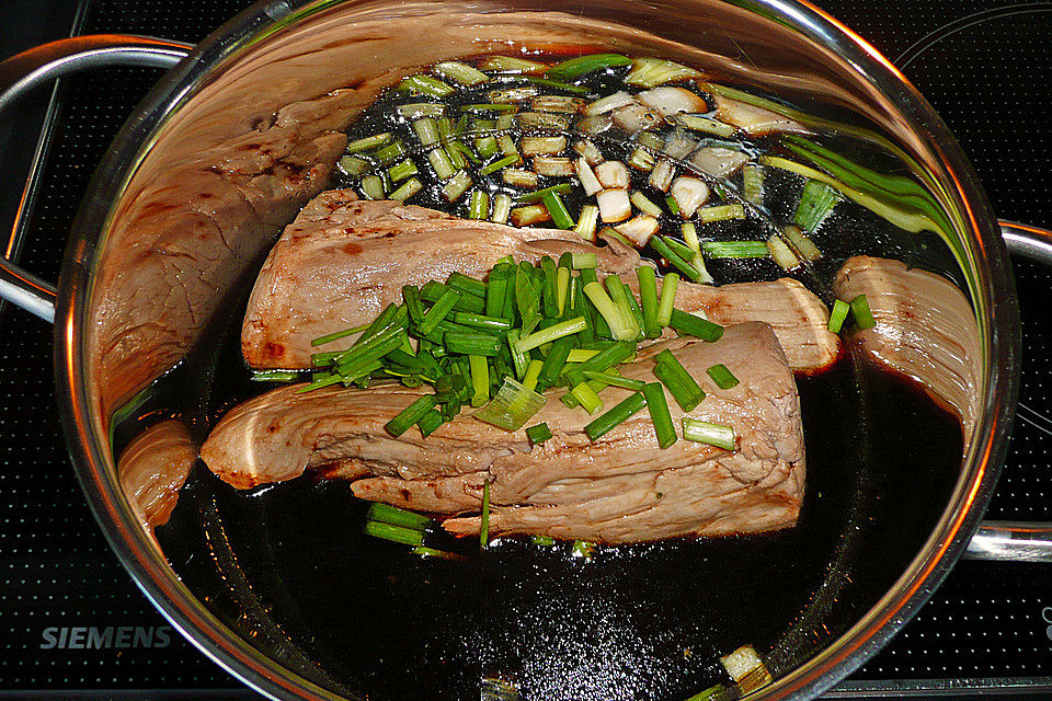 Japanische Nudelsuppe mit Hühnerbrühe und Schweinefilet-Ramen