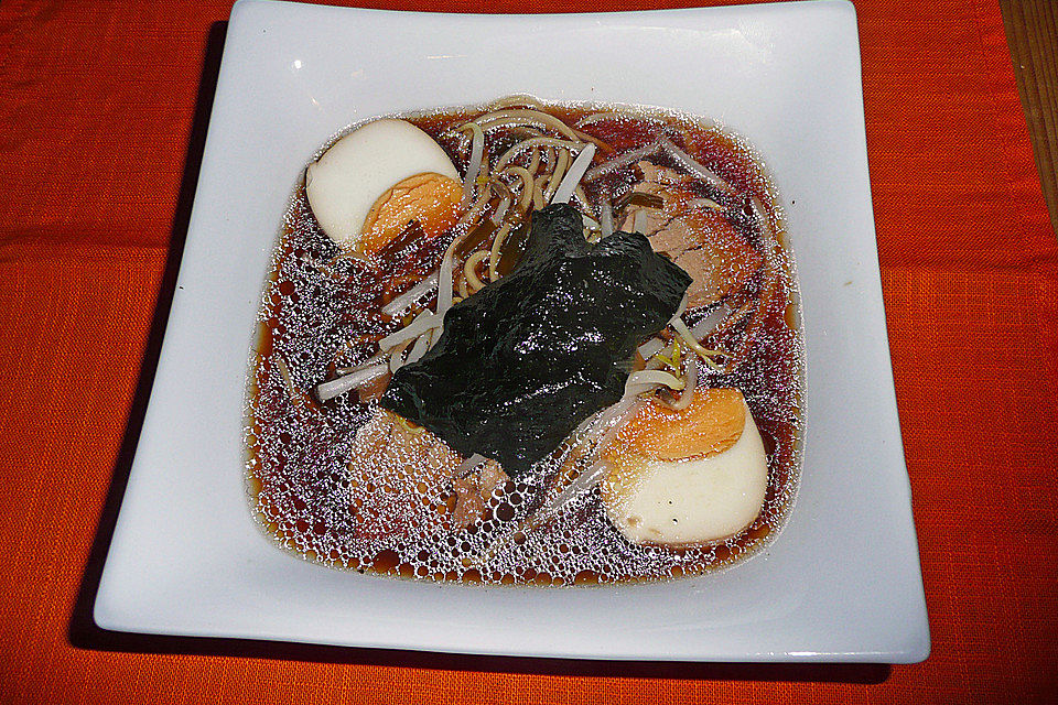 Japanische Nudelsuppe mit Hühnerbrühe und Schweinefilet-Ramen