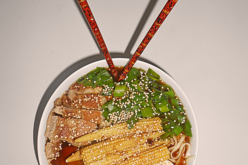 Japanische Nudelsuppe mit Hühnerbrühe und Schweinefilet-Ramen