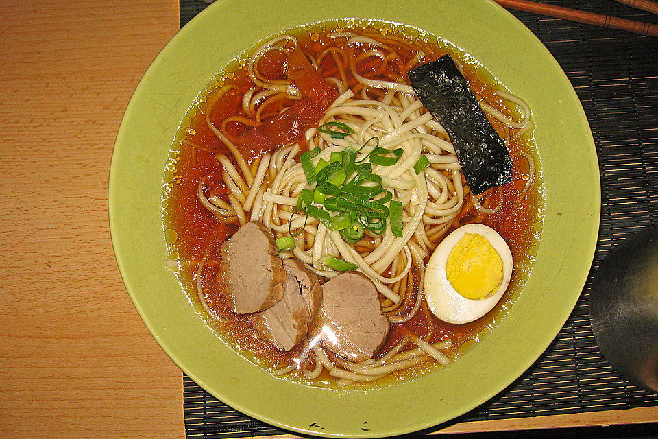 Japanische Nudelsuppe mit Hühnerbrühe und Schweinefilet-Ramen