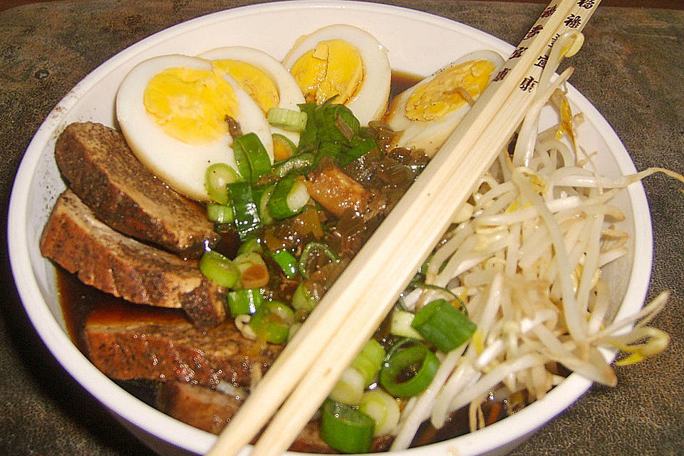 Japanische Nudelsuppe mit Hühnerbrühe und Schweinefilet-Ramen