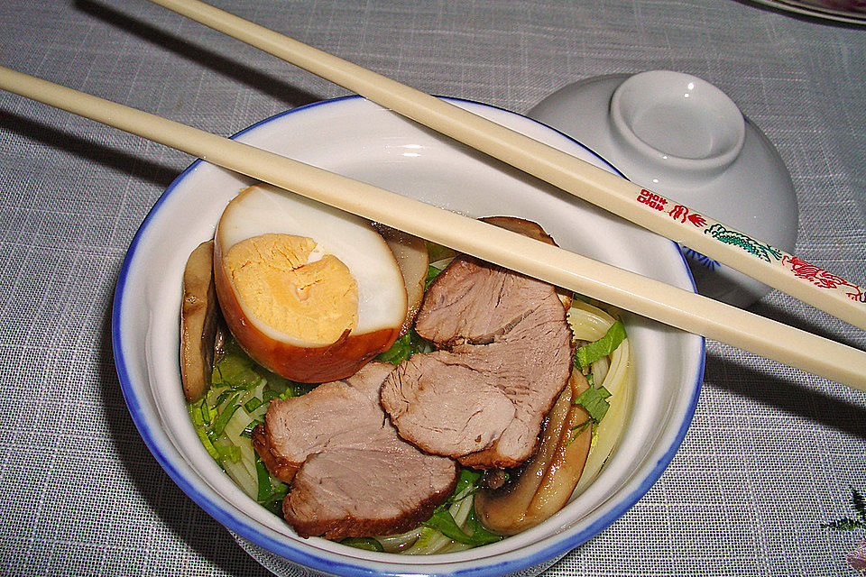 Japanische Nudelsuppe mit Hühnerbrühe und Schweinefilet-Ramen