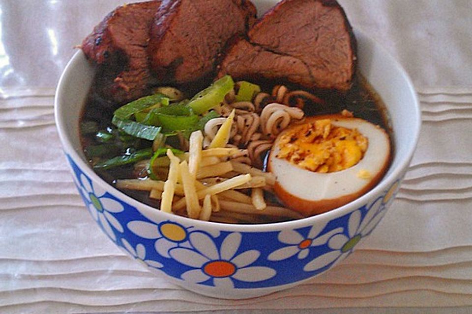 Japanische Nudelsuppe mit Hühnerbrühe und Schweinefilet-Ramen