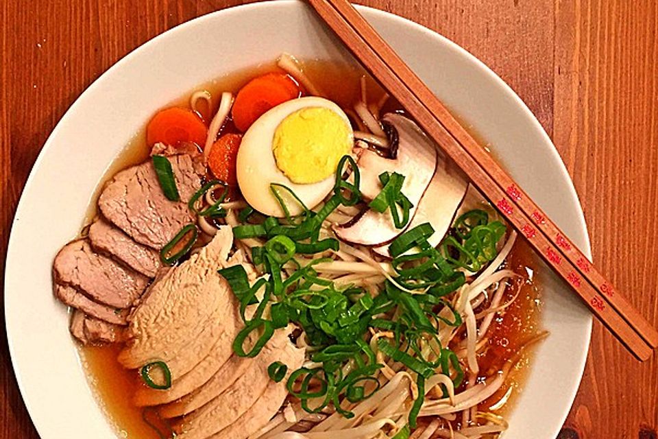 Japanische Nudelsuppe mit Hühnerbrühe und Schweinefilet-Ramen