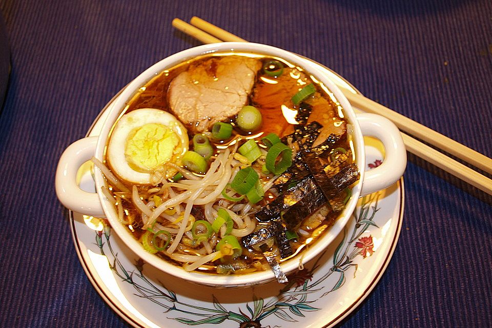 Japanische Nudelsuppe mit Hühnerbrühe und Schweinefilet-Ramen