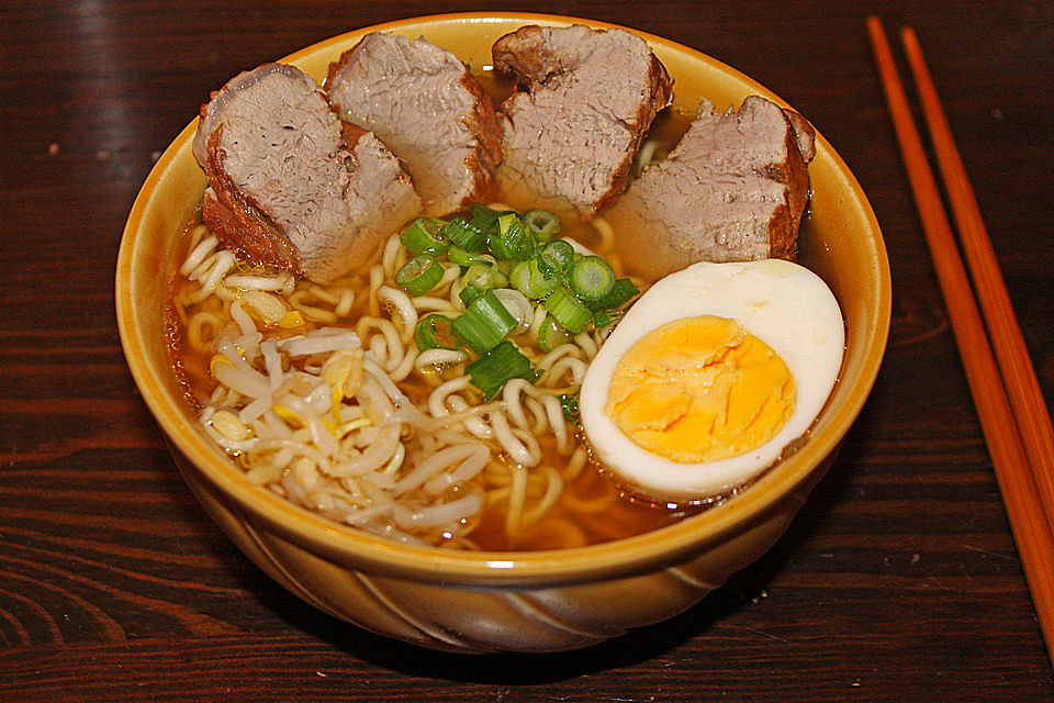 Japanische Nudelsuppe mit Hühnerbrühe und Schweinefilet-Ramen