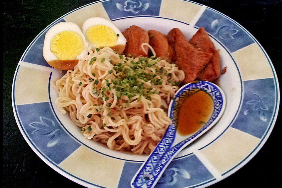 Japanische Nudelsuppe mit Hühnerbrühe und Schweinefilet-Ramen