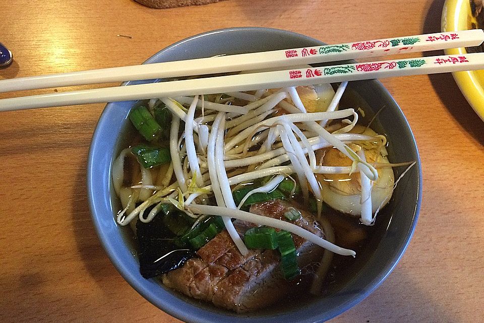 Japanische Nudelsuppe mit Hühnerbrühe und Schweinefilet-Ramen