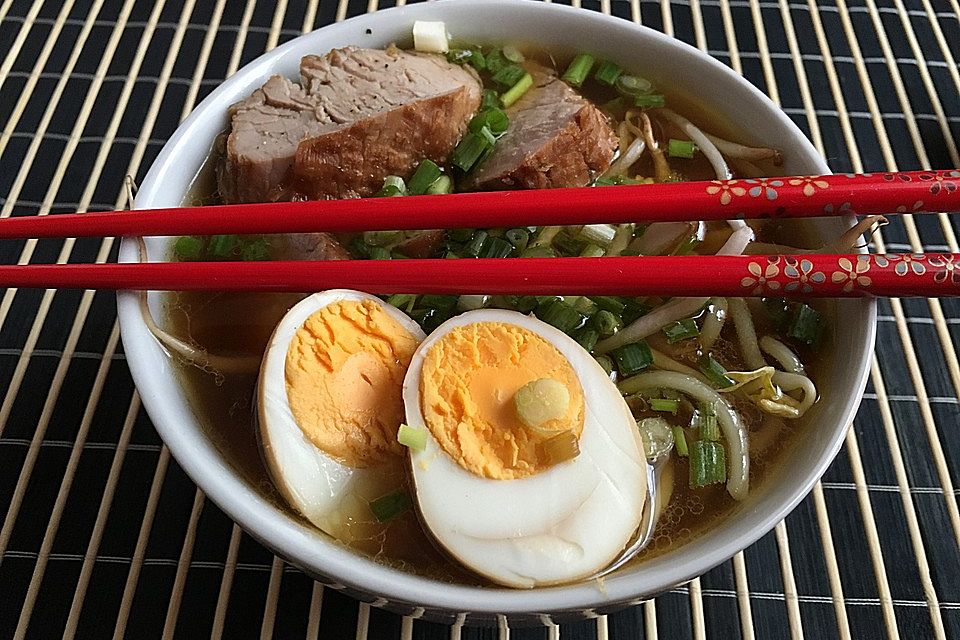 Japanische Nudelsuppe mit Hühnerbrühe und Schweinefilet-Ramen