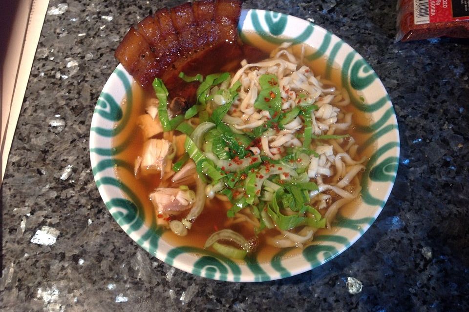 Japanische Nudelsuppe mit Hühnerbrühe und Schweinefilet-Ramen