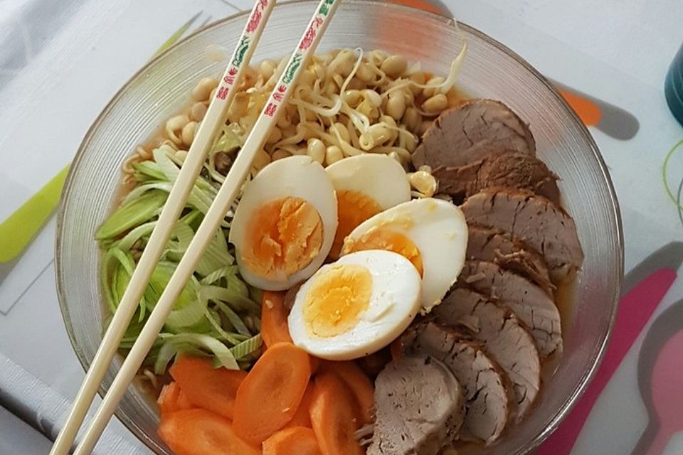 Japanische Nudelsuppe mit Hühnerbrühe und Schweinefilet-Ramen