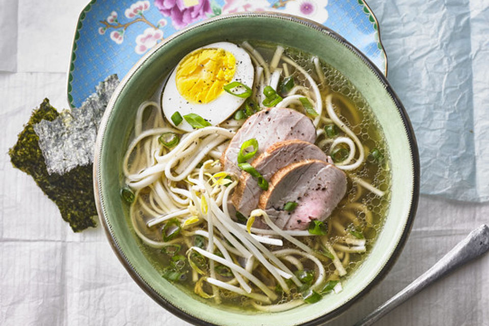 Japanische Nudelsuppe mit Hühnerbrühe und Schweinefilet-Ramen