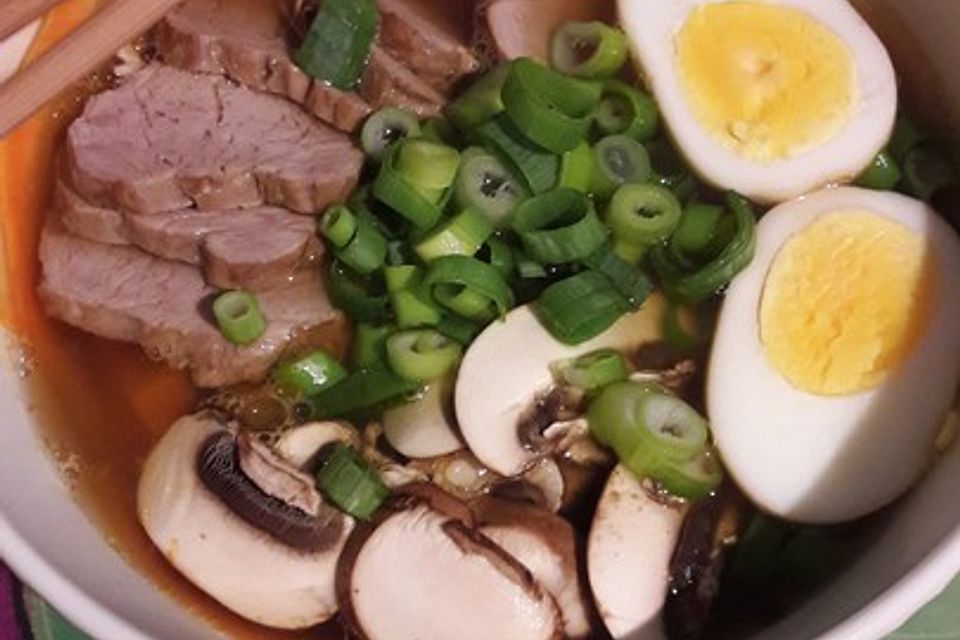 Japanische Nudelsuppe mit Hühnerbrühe und Schweinefilet-Ramen