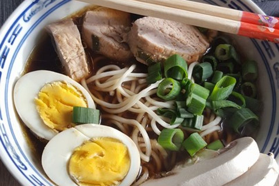 Japanische Nudelsuppe mit Hühnerbrühe und Schweinefilet-Ramen