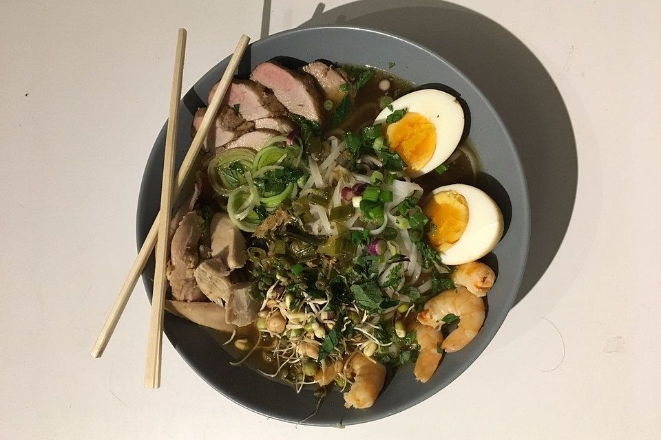 Japanische Nudelsuppe mit Hühnerbrühe und Schweinefilet-Ramen