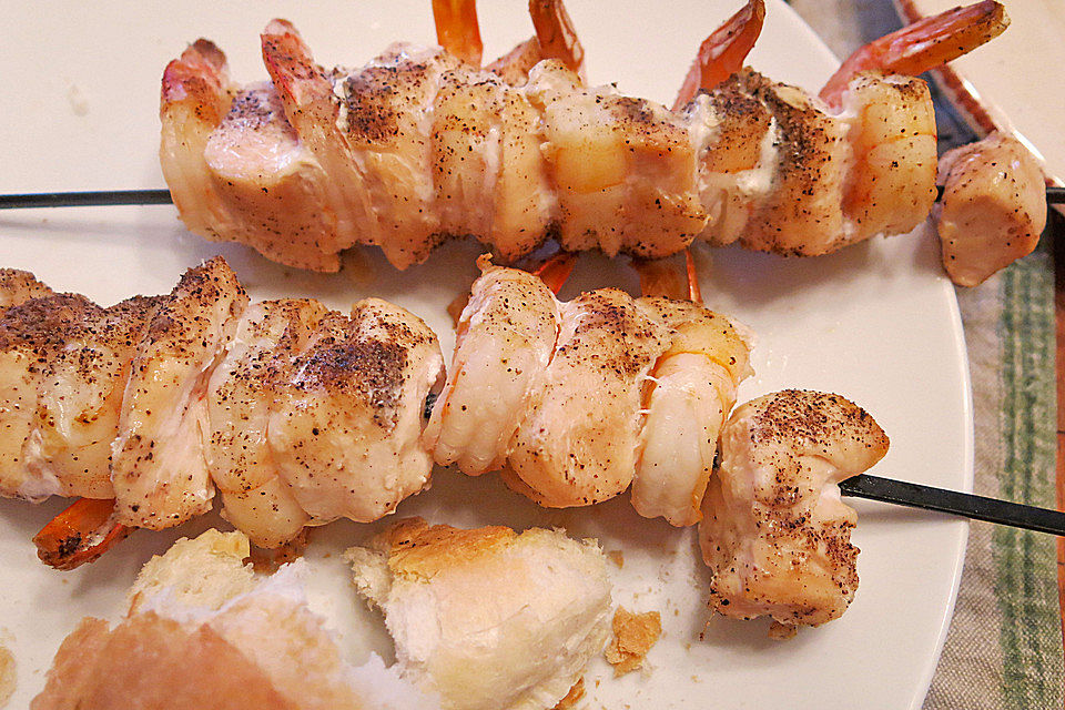 Gegrillter Hühner - Scampi - Spieß mit Tapenade - Toast und Mango - Chili Chutney