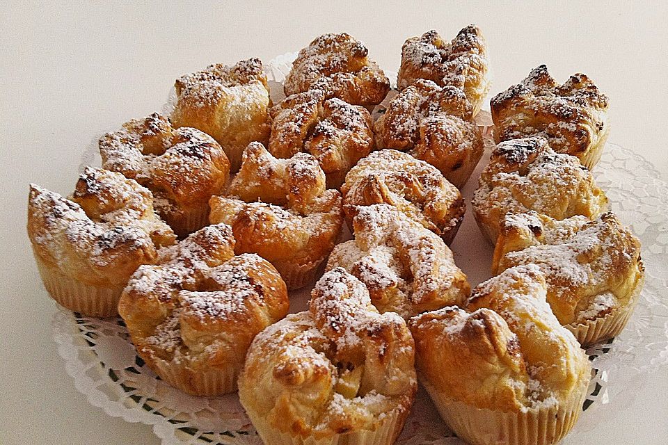 Fruchtige Apfelwolken aus Blätterteig in der Muffinform