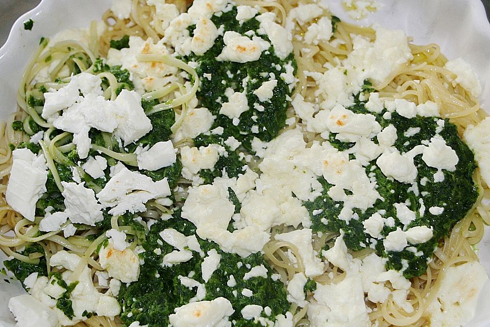 Nudelauflauf mit Spinat und Feta