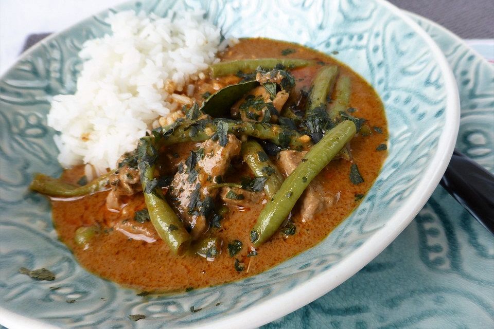 Panaengcurry mit Schweinefleisch und Schlangenbohnen