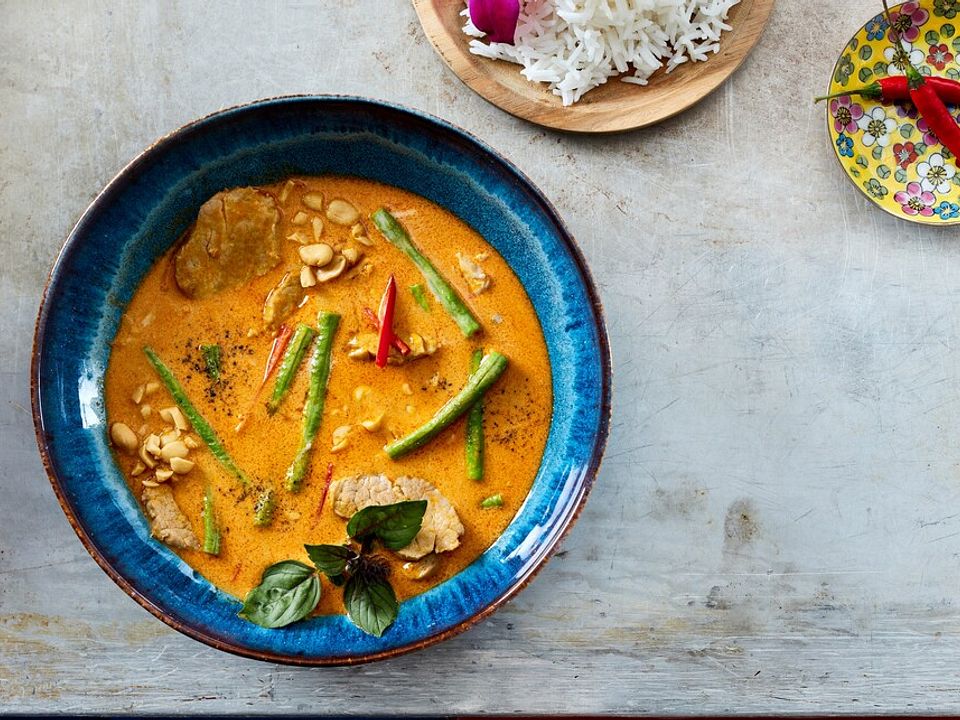 Panaeng-Curry-mit-Schweinefleisch-und-Schlangenbohnen