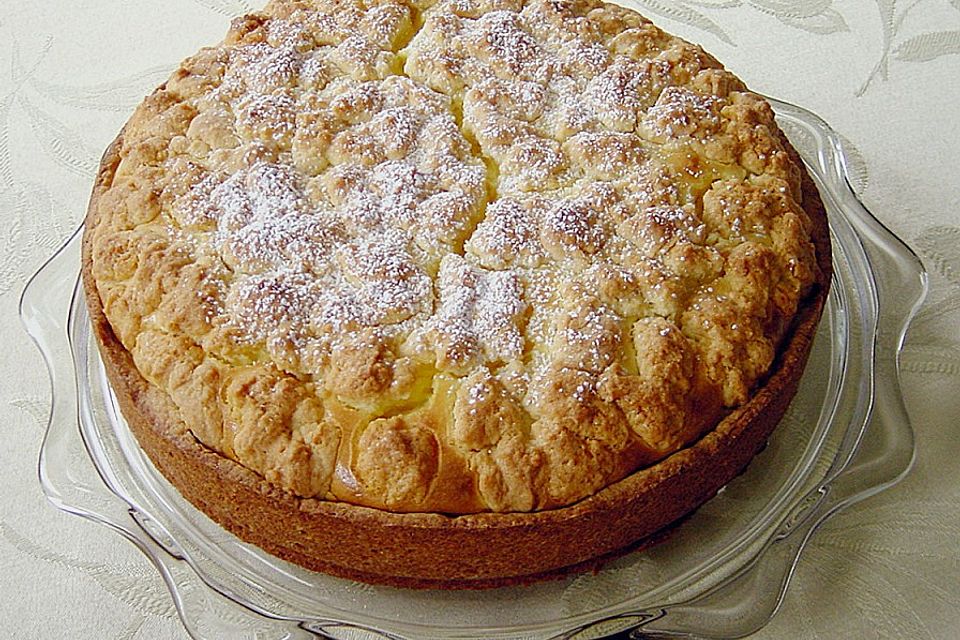 Käsekuchen mit Streuseln und Obst