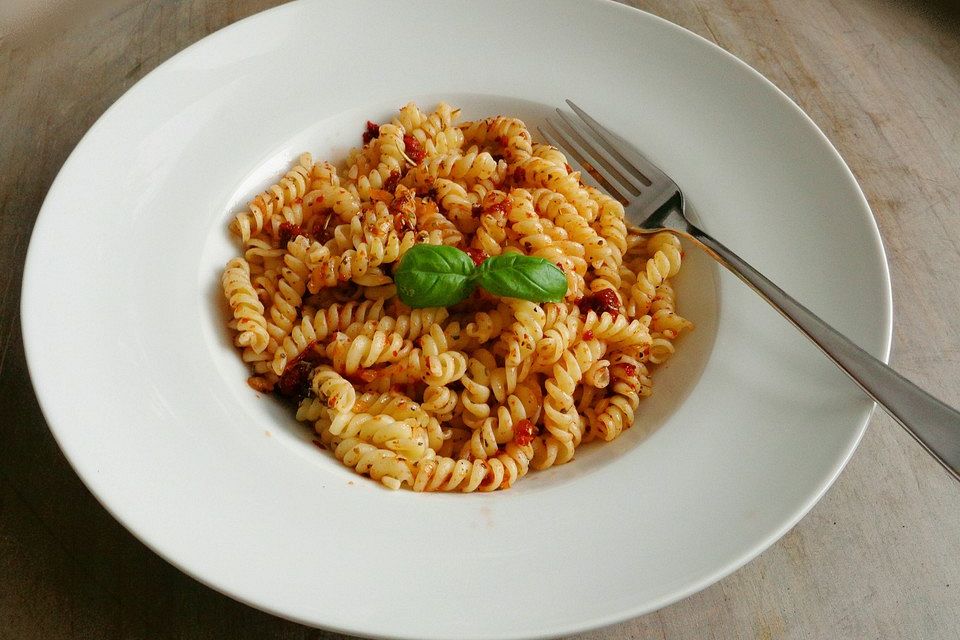 Nudeln mit Tomaten - Kräuter - Sauce