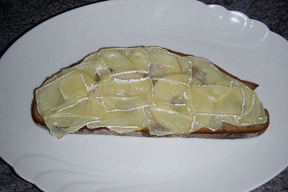 Sauerteigbrot mit Apfel und Camembert überbacken