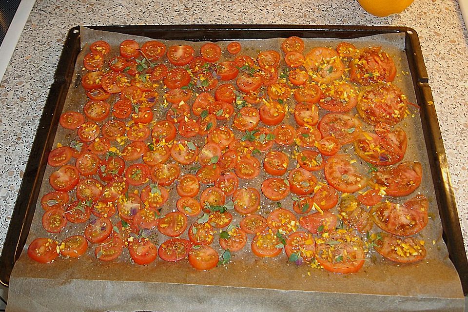 Getrocknete Tomaten mit Orangenschale und Thymian