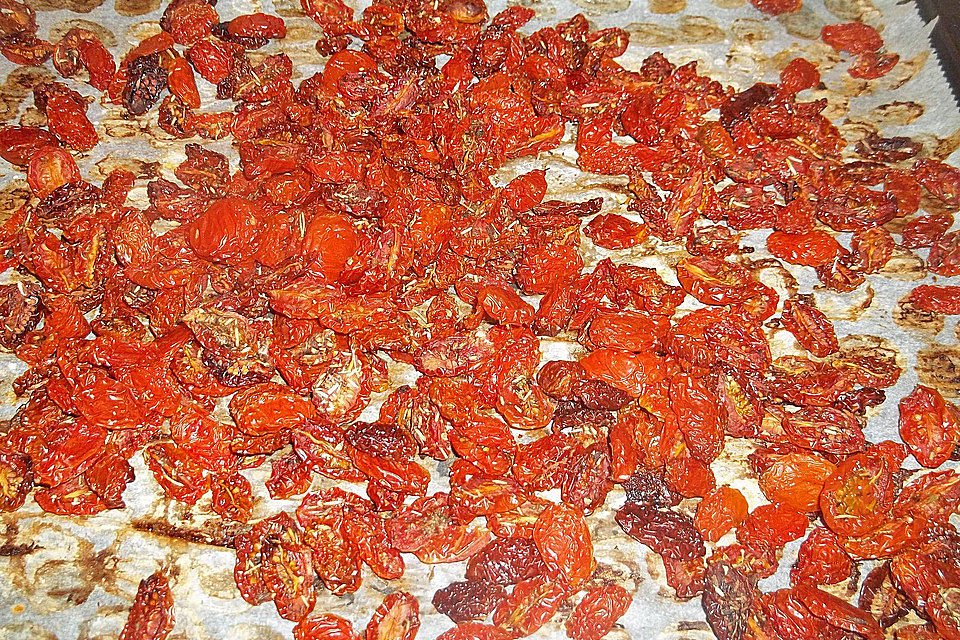 Getrocknete Tomaten mit Orangenschale und Thymian