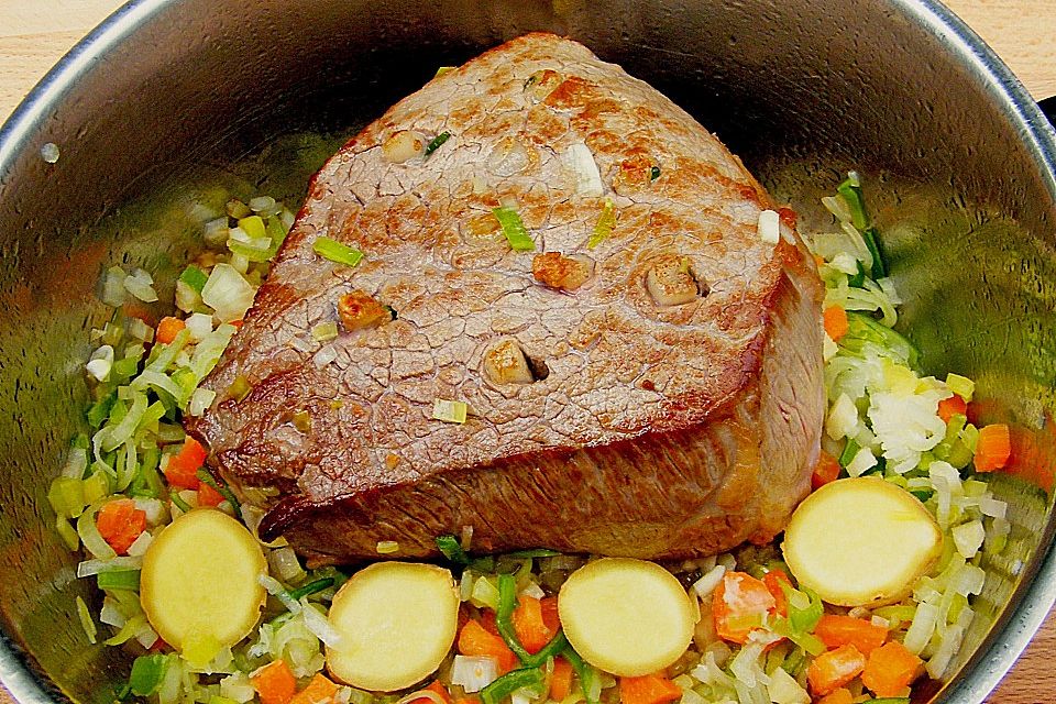 Gespickter Rinderbraten mit Rosmarin