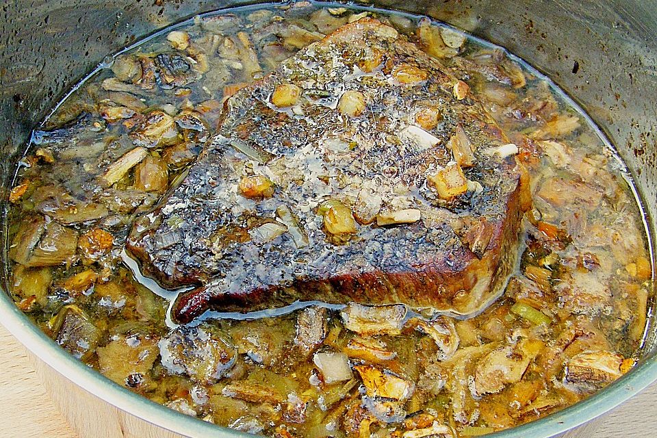 Gespickter Rinderbraten mit Rosmarin