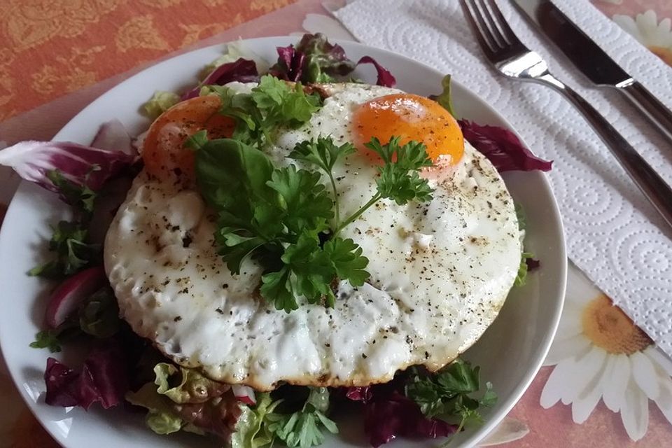 Blattsalat mit Spiegelei