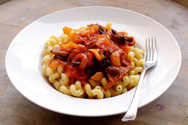 Schweinegeschnetzeltes mit Champignons und Paprikaschoten von ... Schweinegeschnetzeltes mit Champignons und Paprikaschoten von ...