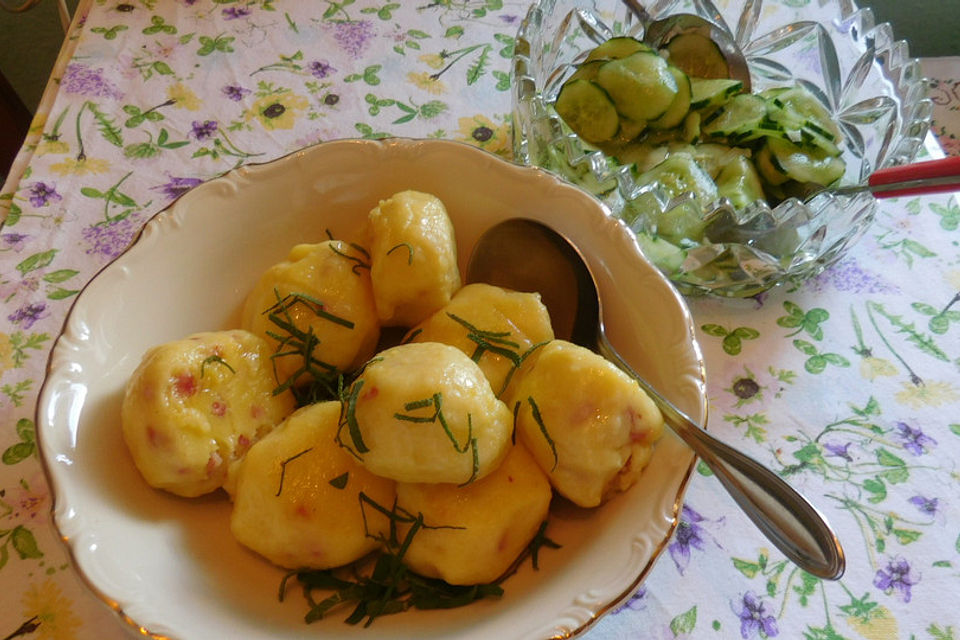 Speckknödel mit Salbeibutter