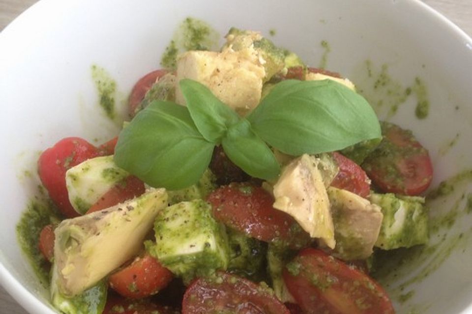 Avocado - Tomaten Salat mit Pesto und Mozzarella