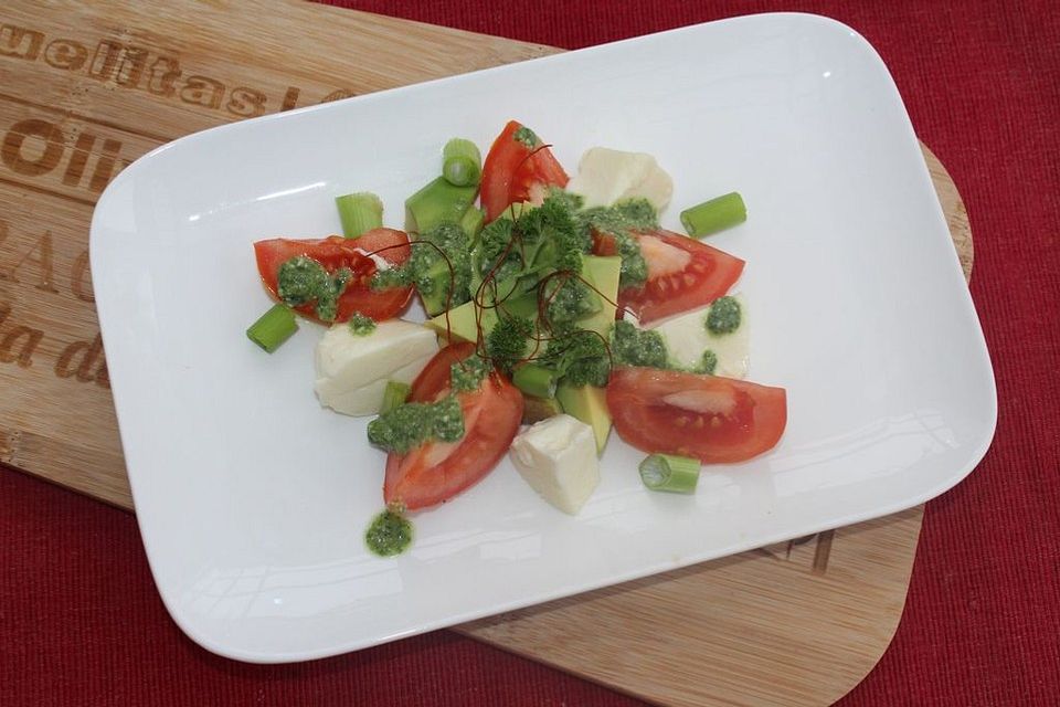 Avocado - Tomaten Salat mit Pesto und Mozzarella