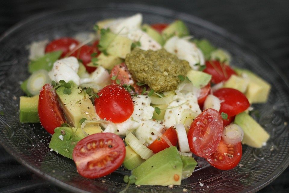 Avocado - Tomaten Salat mit Pesto und Mozzarella