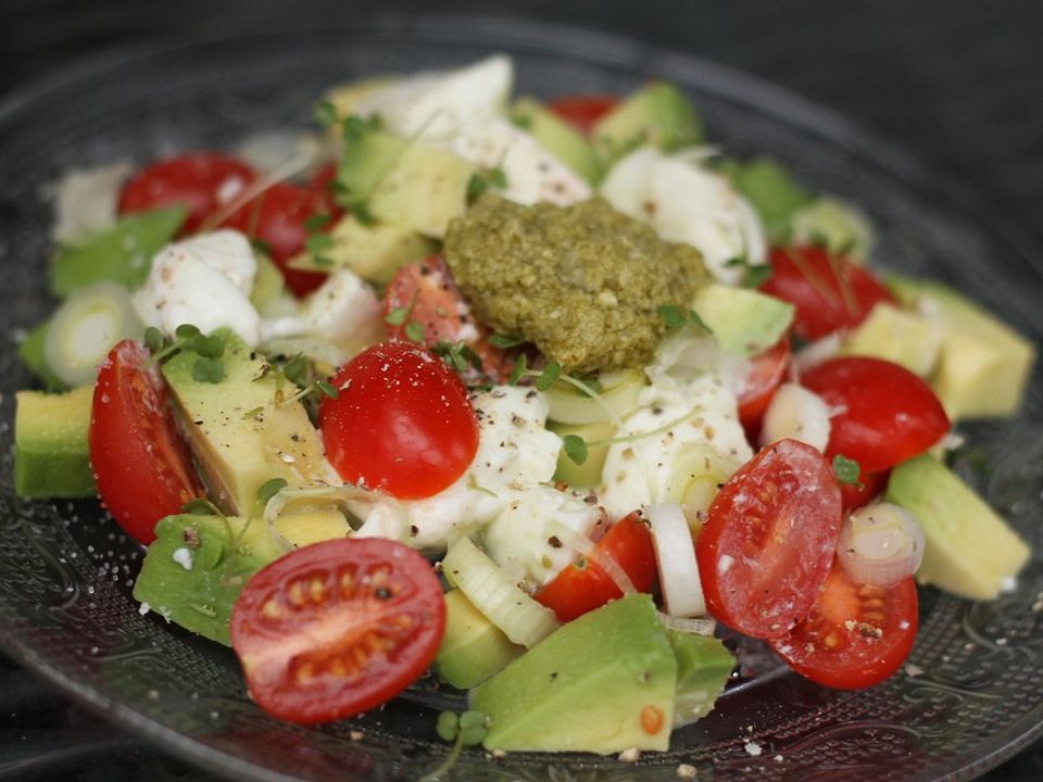 Avocado - Tomaten Salat mit Pesto und Mozzarella von Dayday| Chefkoch