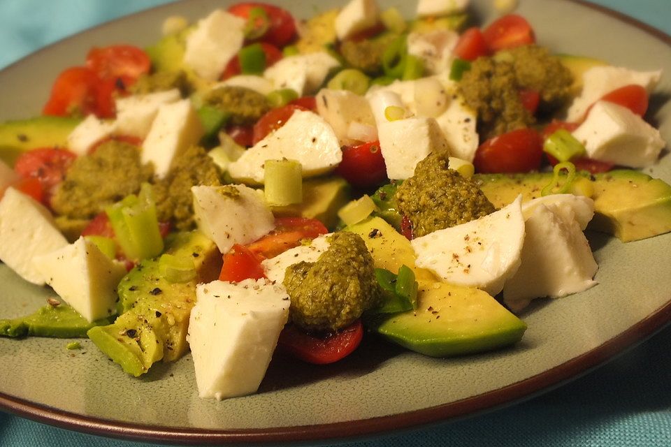 Avocado - Tomaten Salat mit Pesto und Mozzarella