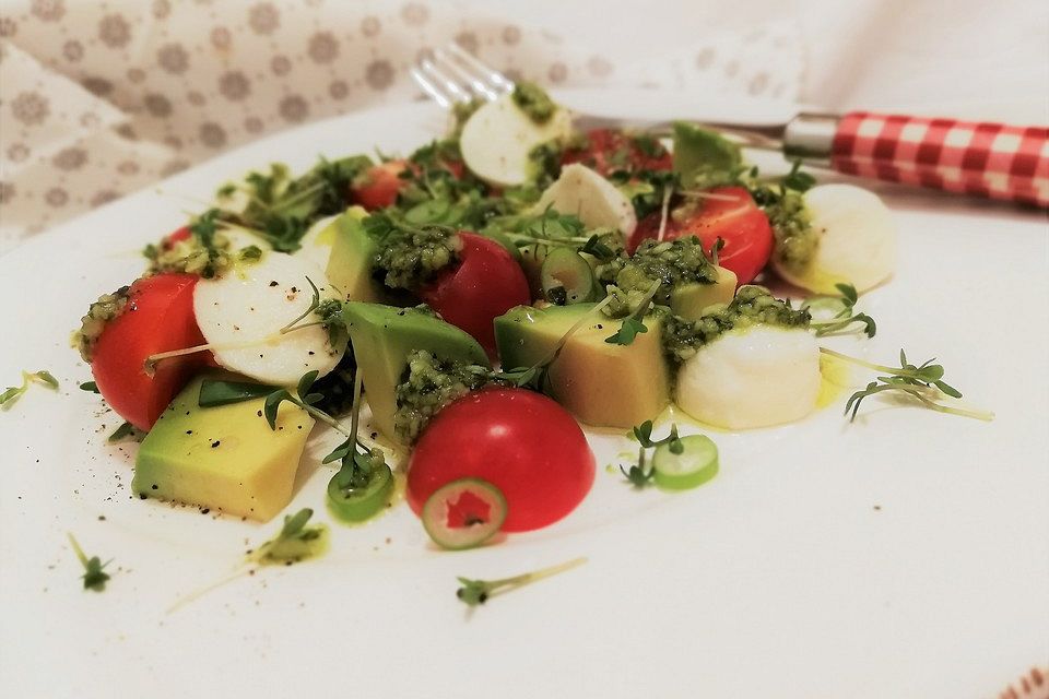 Avocado - Tomaten Salat mit Pesto und Mozzarella