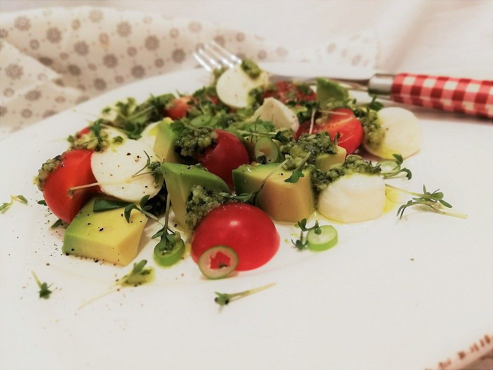 Avocado - Tomaten Salat mit Pesto und Mozzarella von Dayday | Chefkoch