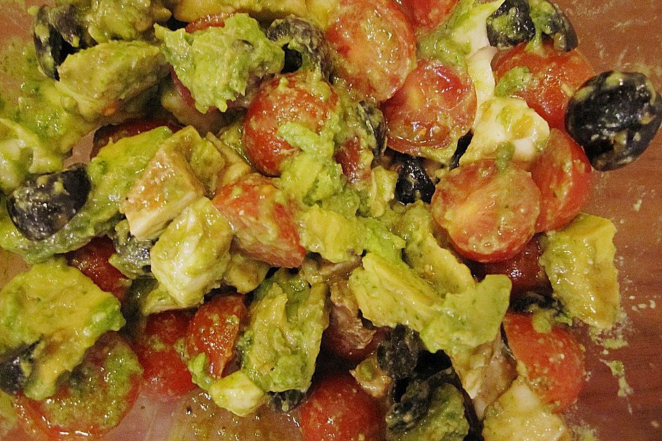 Avocado - Tomaten Salat mit Pesto und Mozzarella